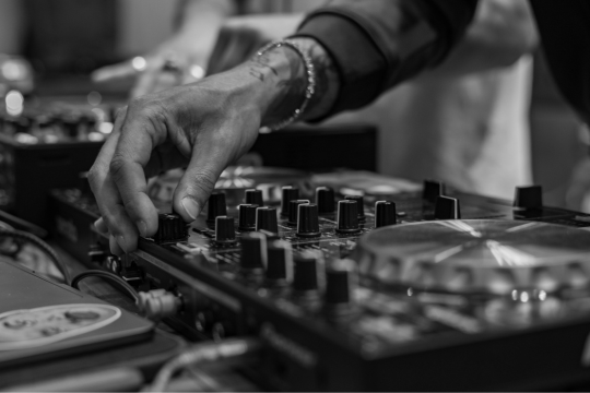 DJ